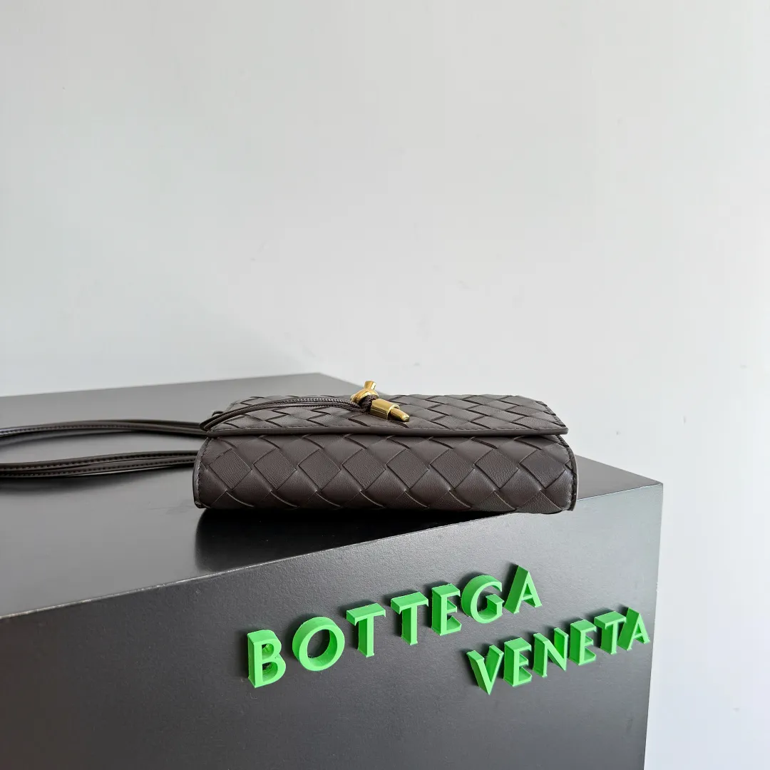 Batch 1560 Bottega Veneta 2025 early autumn series Andiamo handbag, a really good bag, mini crossbody bag, classic woven leather clutch, metallic button and rope closure, simple but not simple, elegant texture, elegant weaving attitude. Style number: 836940 Size: 19*12.6*2cm